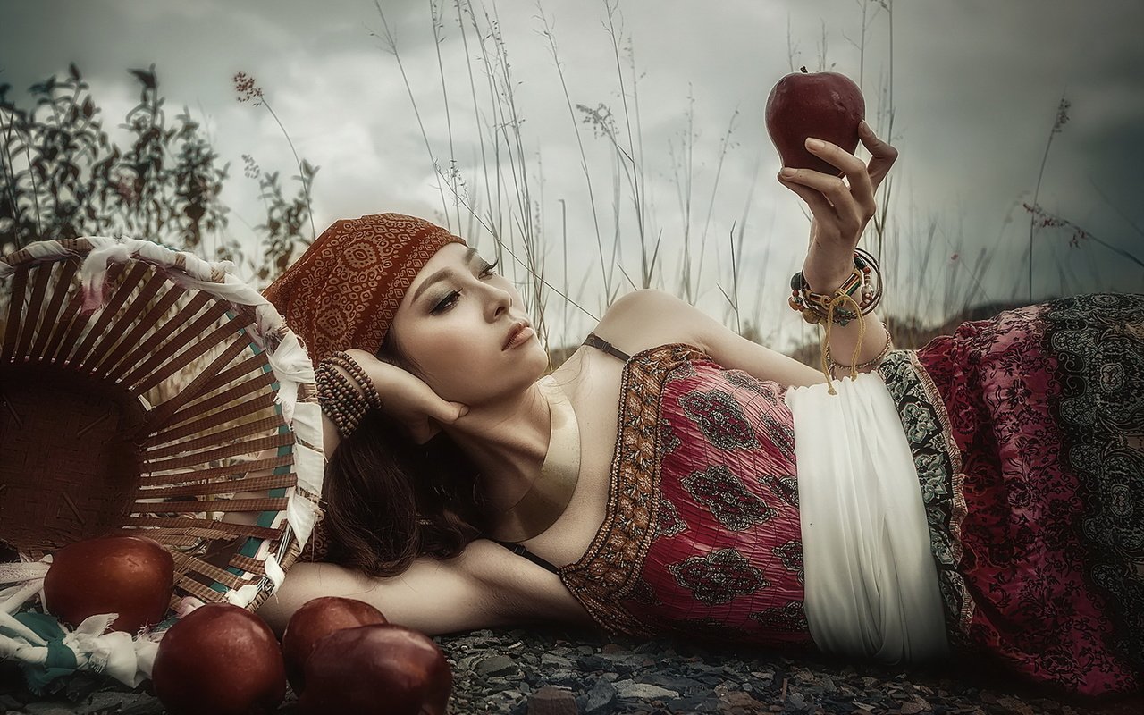 Обои девушка, яблоки, азиатка, сарафан, girl, apples, asian, sundress разрешение 1920x1267 Загрузить