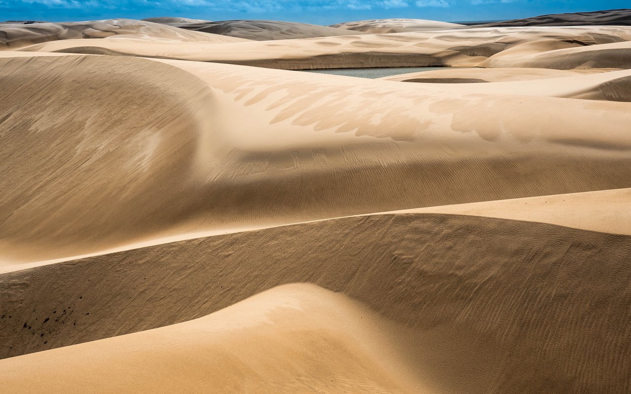 Обои небо, природа, макро, песок, пустыня, дюны, the sky, nature, macro, sand, desert, dunes разрешение 2048x1152 Загрузить