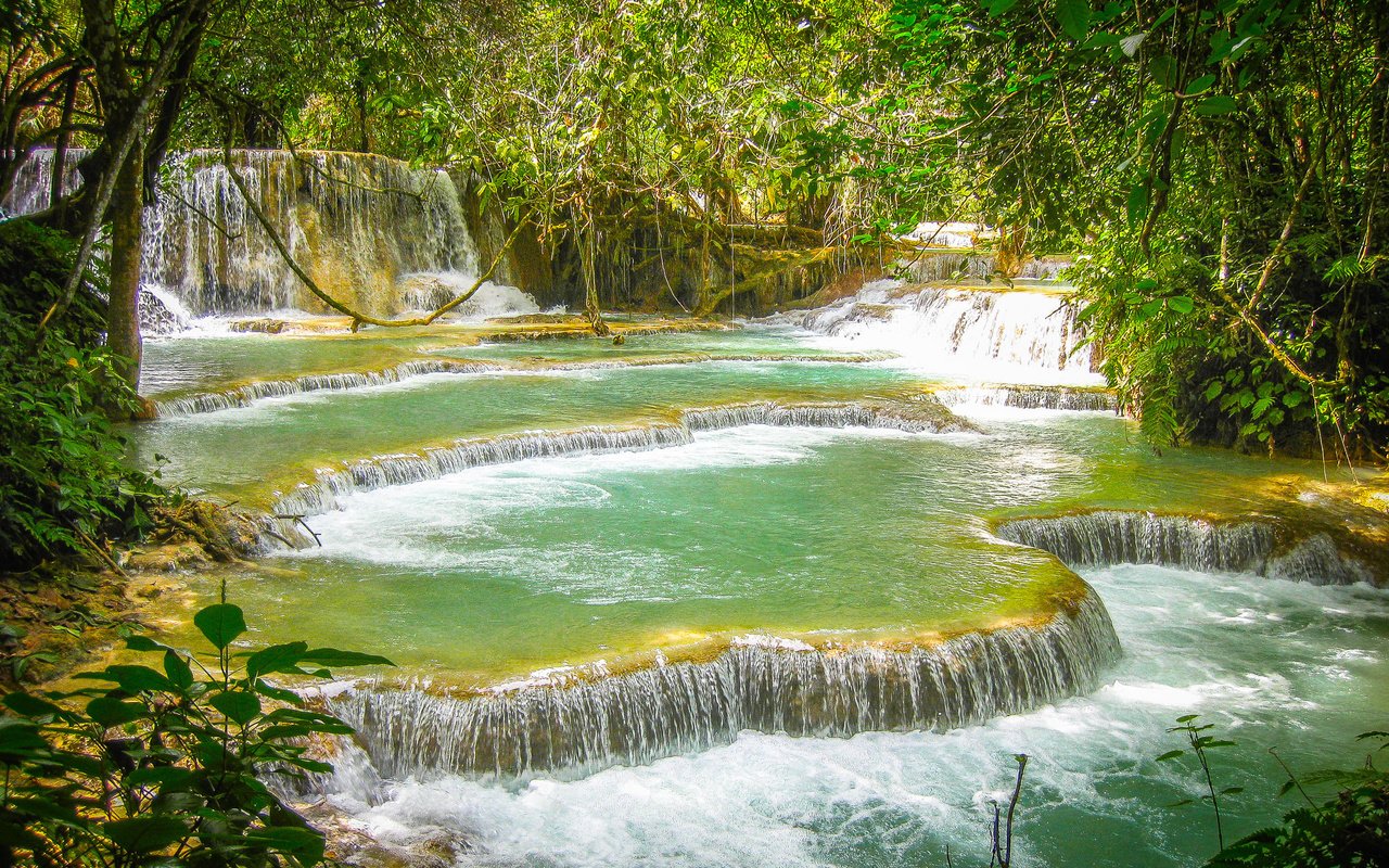 Обои деревья, скалы, природа, лес, водопад, лаос, kuang si waterfall, trees, rocks, nature, forest, waterfall, laos разрешение 2048x1365 Загрузить