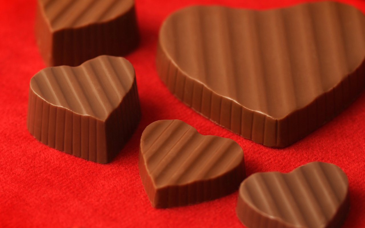 Обои конфеты, сладости, сердце, шоколад, красный фон, candy, sweets, heart, chocolate, red background разрешение 3000x2400 Загрузить