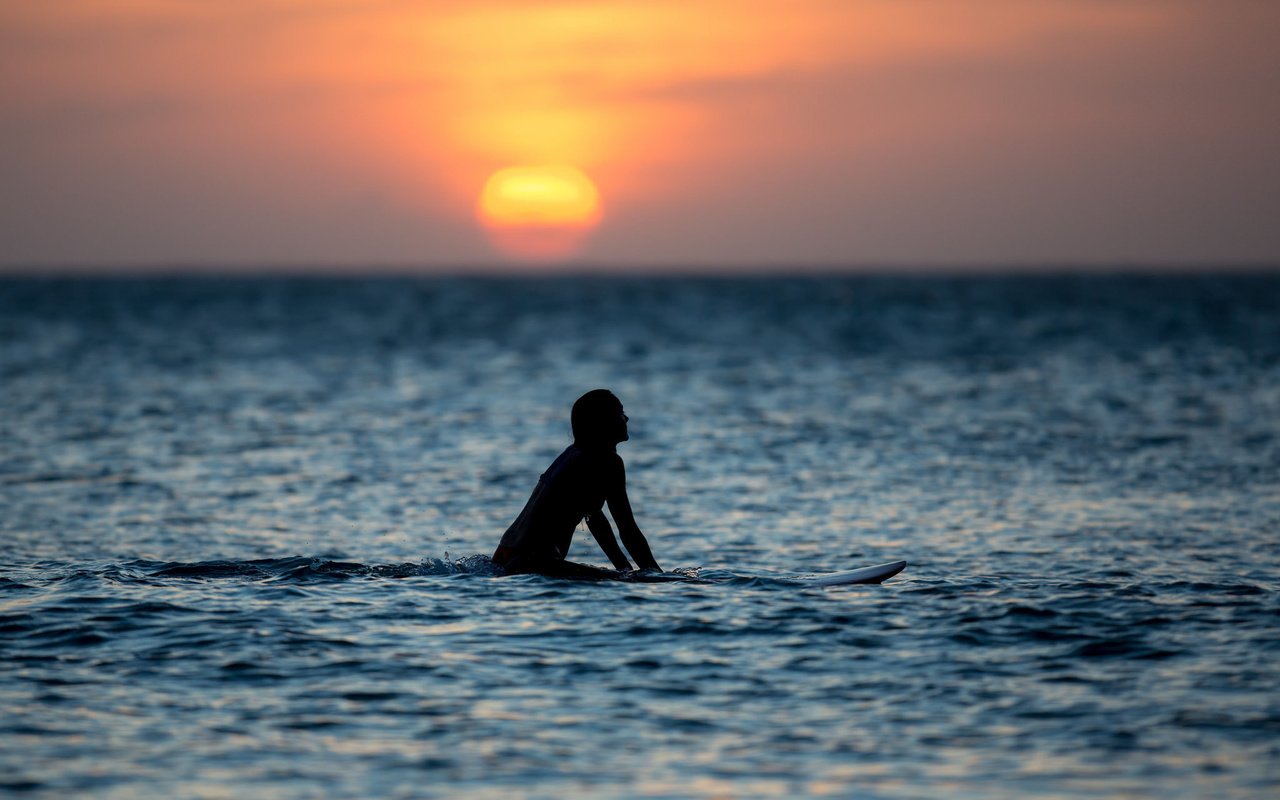 Обои вода, закат, девушка, море, силуэт, серфинг, water, sunset, girl, sea, silhouette, surfing разрешение 2048x1365 Загрузить