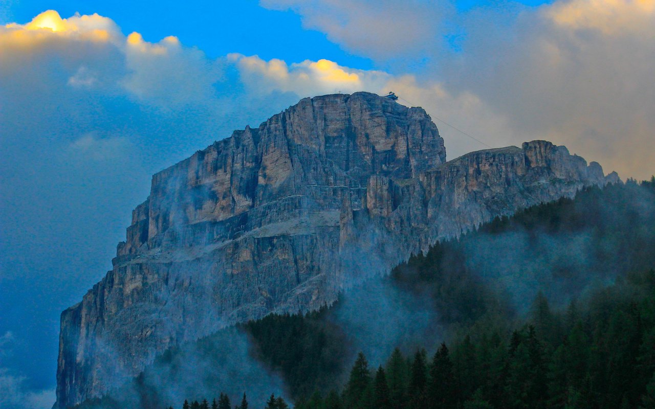 Обои небо, облака, деревья, скала, туман, гора, the sky, clouds, trees, rock, fog, mountain разрешение 2048x1365 Загрузить