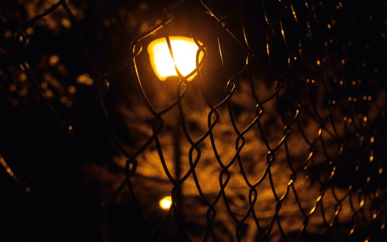 Обои свет, забор, сетка, фонарь, light, the fence, mesh, lantern разрешение 2048x1365 Загрузить