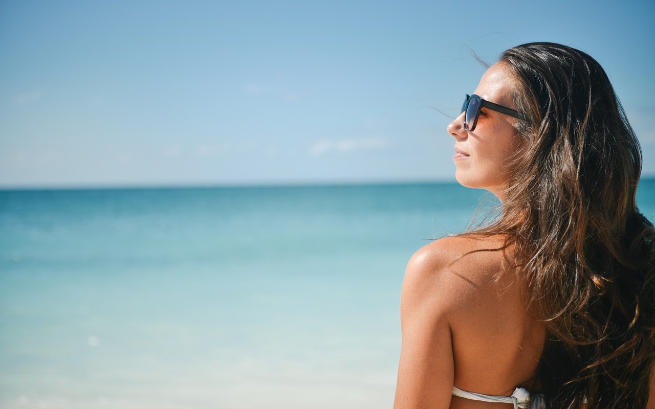 Обои солнце, девушка, пляж, солнцезащитные очки, the sun, girl, beach, sunglasses разрешение 7360x4912 Загрузить