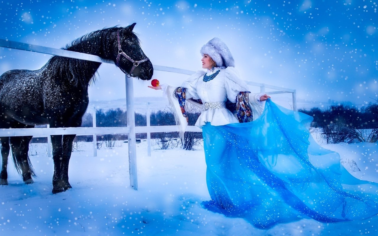 Обои лошадь, снег, девушка, платье, шапка, яблоко, платок, horse, snow, girl, dress, hat, apple, shawl разрешение 1920x1113 Загрузить