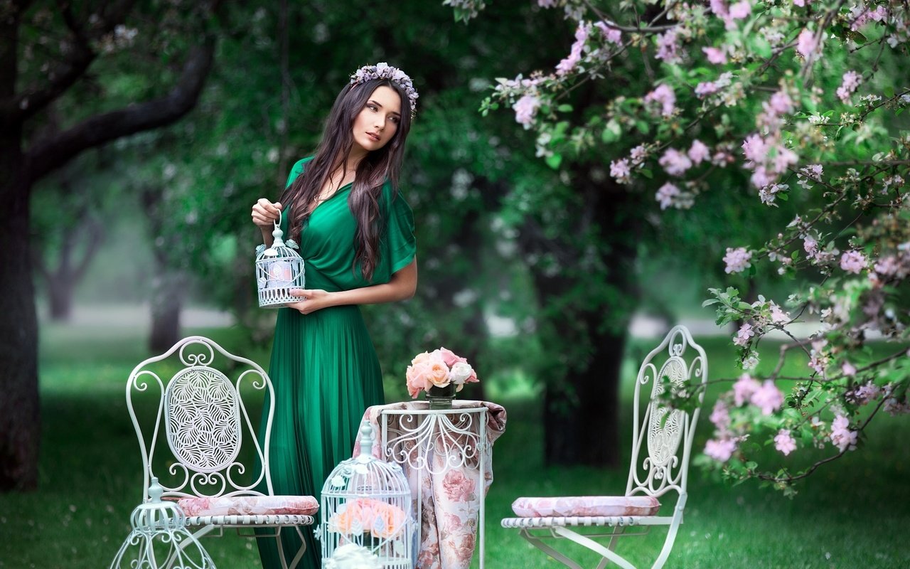 Обои деревья, платье, брюнетка, весна, венок, стулья, trees, dress, brunette, spring, wreath, chairs разрешение 1920x1215 Загрузить