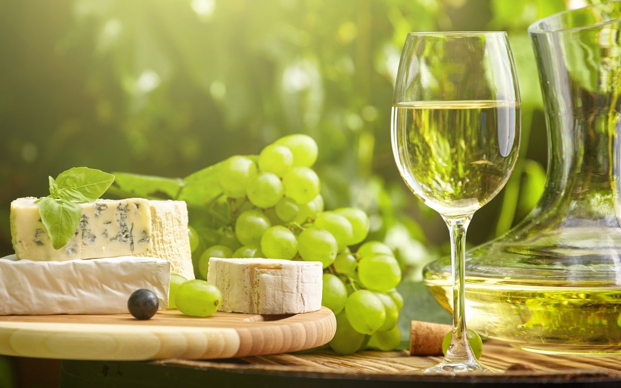 Обои солнце, виноград, сыр, вино, вина, брынза, the sun, grapes, cheese, wine разрешение 2880x1920 Загрузить