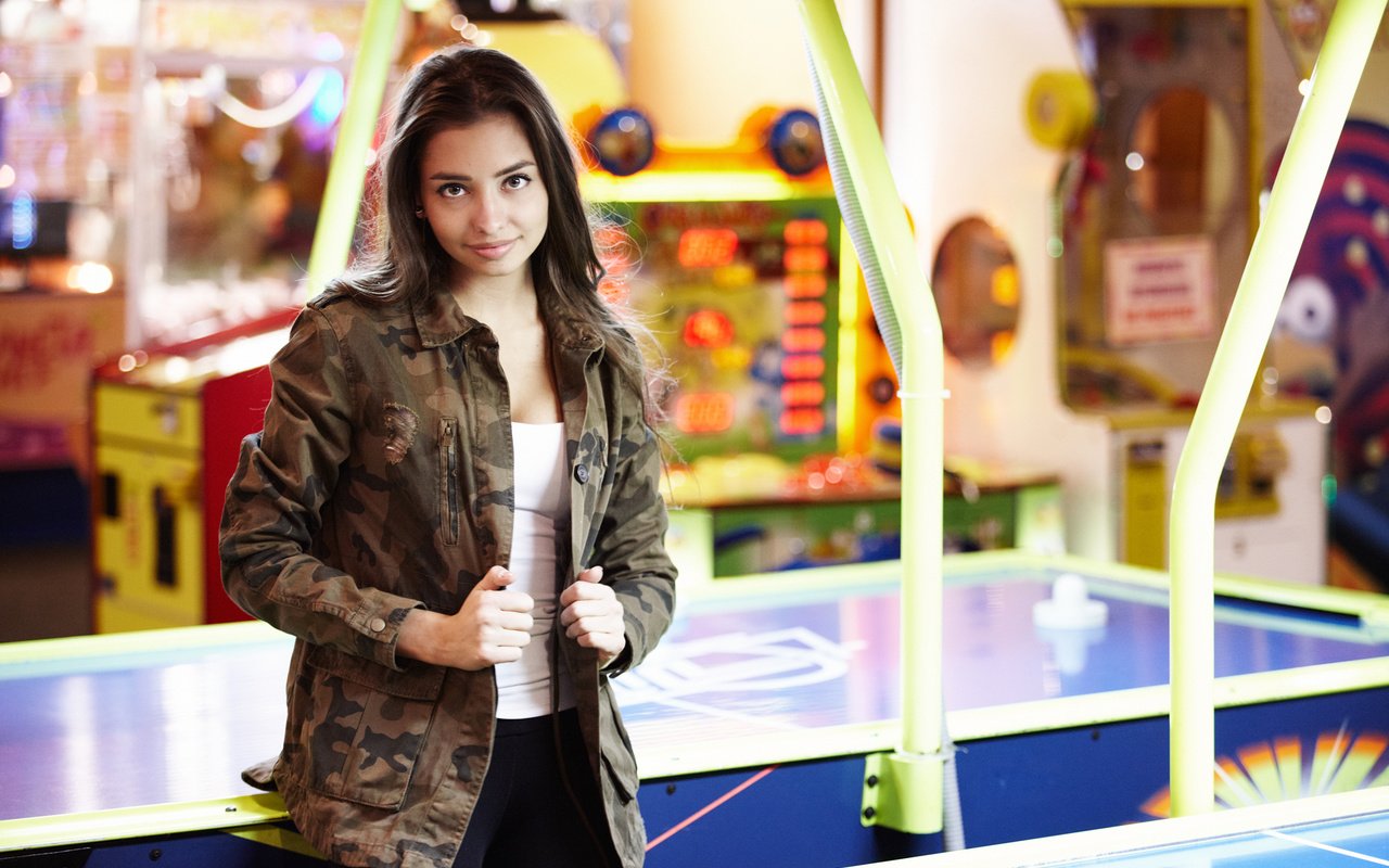 Обои девушка, взгляд, волосы, лицо, куртка, darina, аэрохоккей, girl, look, hair, face, jacket, air hockey разрешение 2000x1333 Загрузить