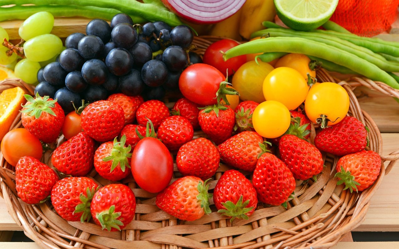 Обои ягодыы, виноград, фрукты, клубника, лимон, лук, лайм, овощи, фасоль, yagodyi, grapes, fruit, strawberry, lemon, bow, lime, vegetables, beans разрешение 3680x2456 Загрузить