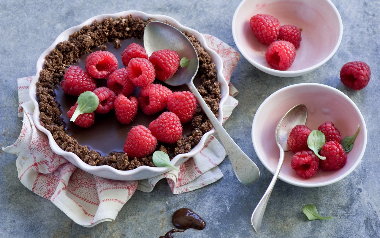 Обои малина, ягоды, шоколад, сладкое, десерт, пирог, ложки, chocolate tart, raspberry, berries, chocolate, sweet, dessert, pie, spoon разрешение 2000x1331 Загрузить