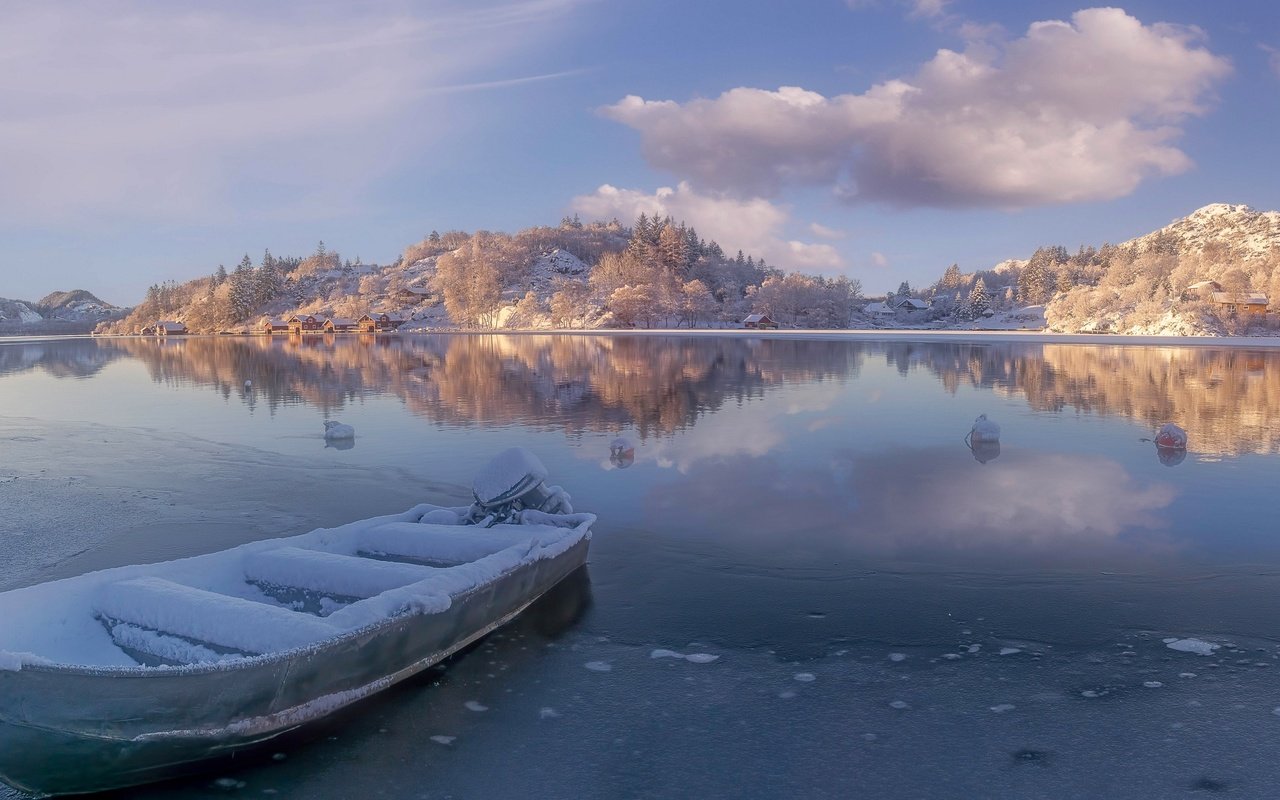 Обои озеро, зима, лодка, норвегия, норвегии, ругаланн, egersund, rogaland county, эйгерсунн, lake, winter, boat, norway, rogaland, eigersund разрешение 2880x1382 Загрузить