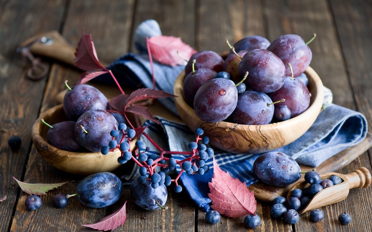 Обои фрукты, стол, ягоды, черника, натюрморт, миска, слива, fruit, table, berries, blueberries, still life, bowl, drain разрешение 2000x1331 Загрузить