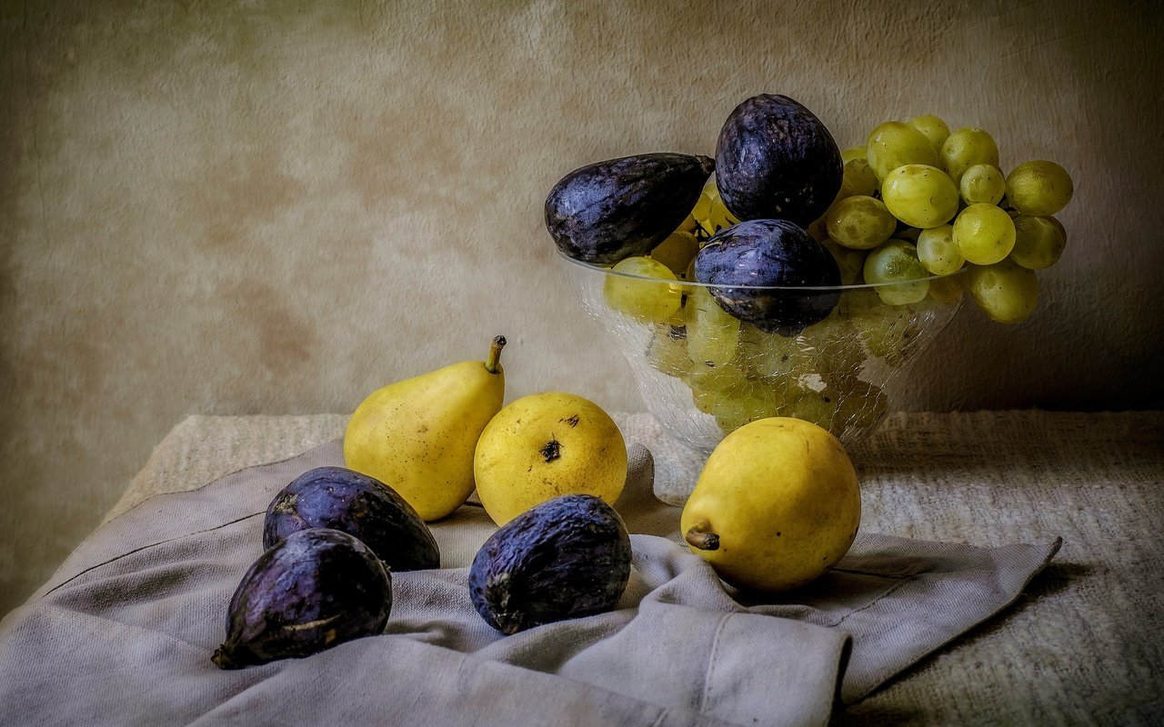 Обои виноград, фрукты, ваза, натюрморт, груши, инжир, grapes, fruit, vase, still life, pear, figs разрешение 2880x1785 Загрузить