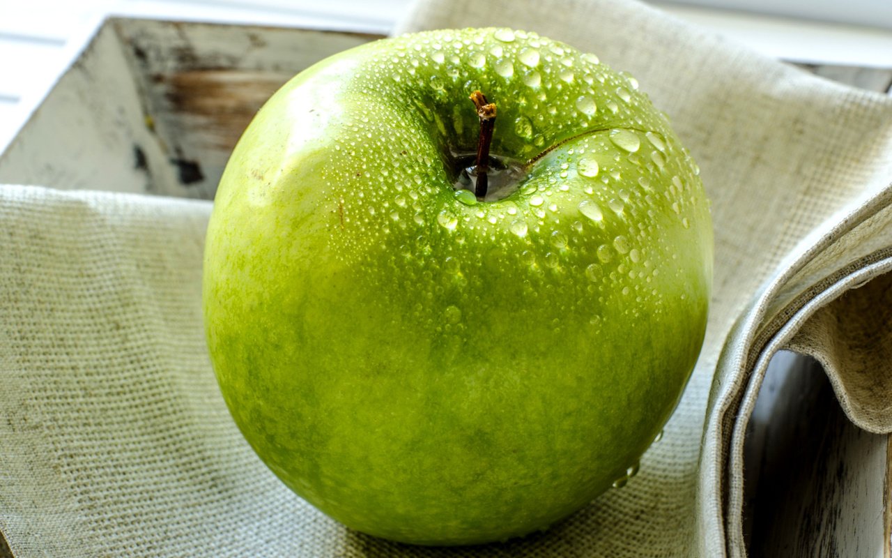 Обои вода, капли, фрукты, яблоко, зеленое яблоко, water, drops, fruit, apple, green apple разрешение 2560x1600 Загрузить