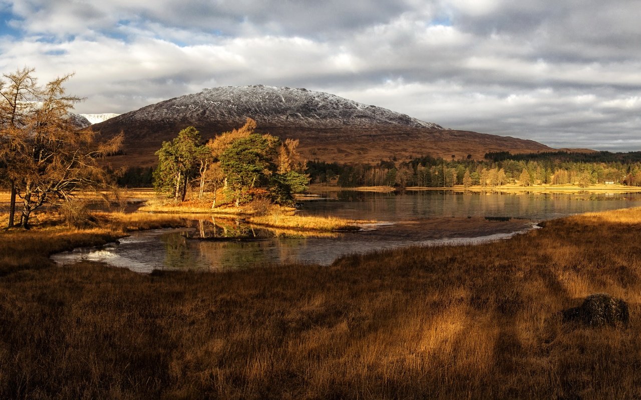 Обои трава, облака, деревья, озеро, горы, берег, шотландия, grass, clouds, trees, lake, mountains, shore, scotland разрешение 3500x2000 Загрузить