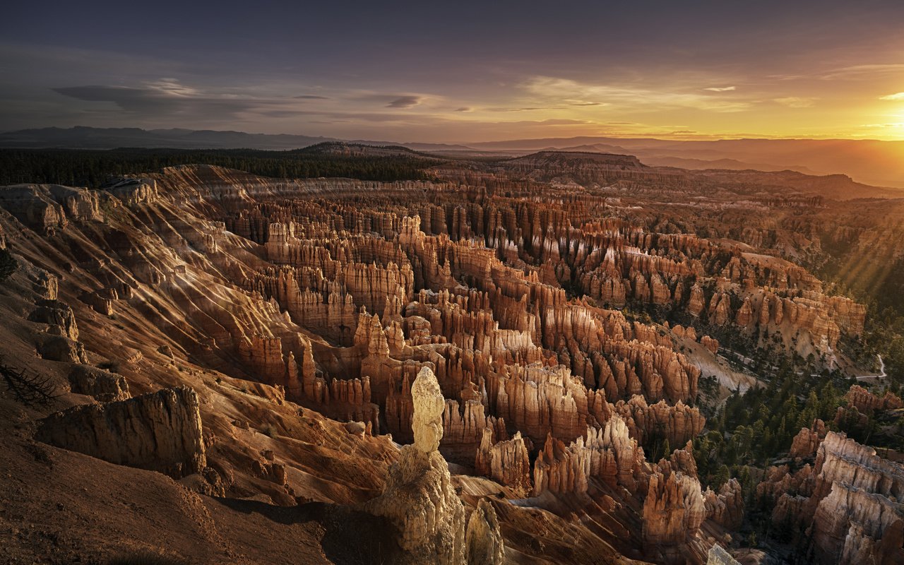 Обои скалы, закат, горизонт, каньон, сша, юта, брайс-каньон, брайс каньон национальный парк, rocks, sunset, horizon, canyon, usa, utah, bryce canyon, bryce canyon national park разрешение 3840x2400 Загрузить