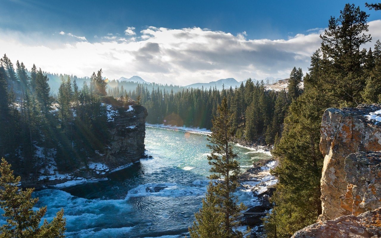 Обои деревья, река боу, горы, bow river, скалы, зима, канада, альберта, горная река, провинция альберта, trees, the bow river, mountains, rocks, winter, canada, albert, mountain river, alberta разрешение 1920x1080 Загрузить