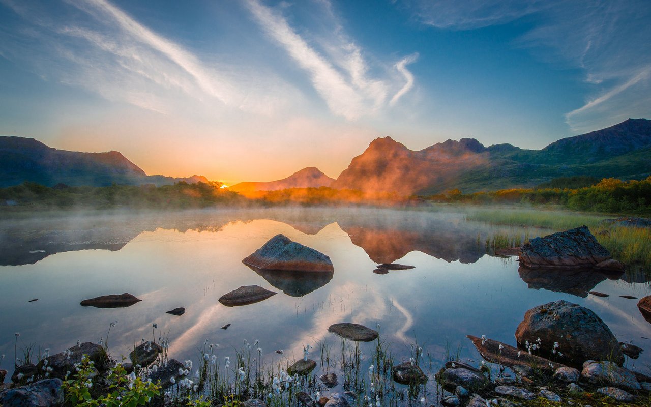 Обои небо, облака, озеро, горы, камни, отражение, the sky, clouds, lake, mountains, stones, reflection разрешение 1920x1200 Загрузить