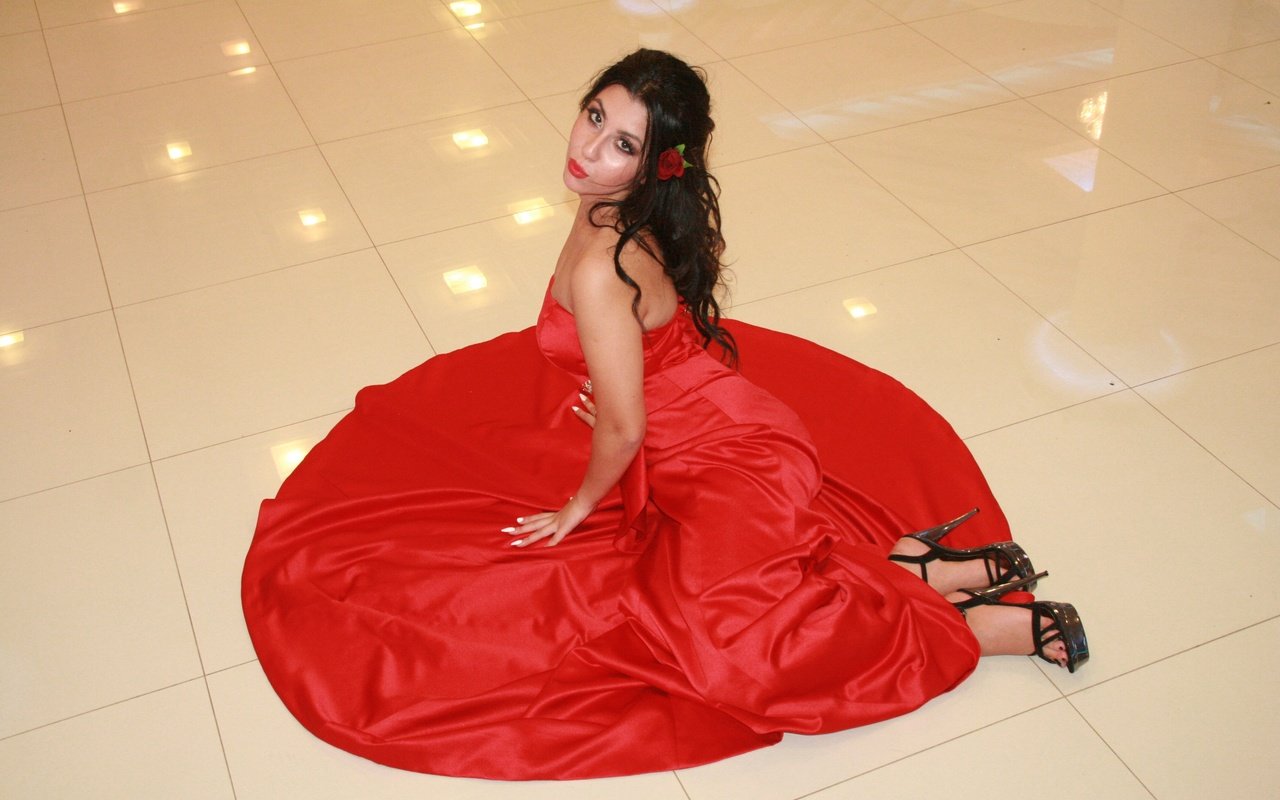 Обои девушка, поза, взгляд, модель, красное платье, girl, pose, look, model, red dress разрешение 3888x2592 Загрузить