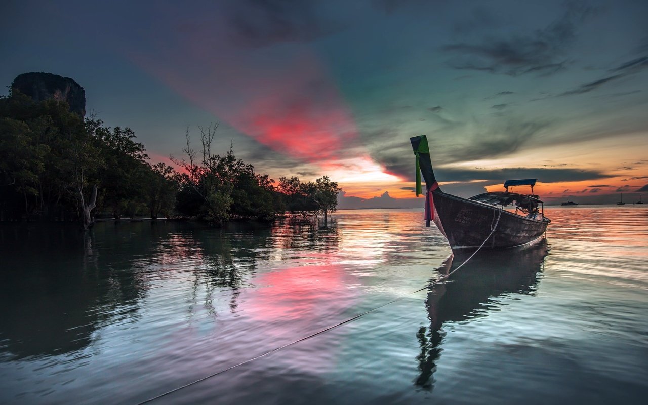 Обои небо, облака, деревья, закат, море, лодка, the sky, clouds, trees, sunset, sea, boat разрешение 2048x1142 Загрузить