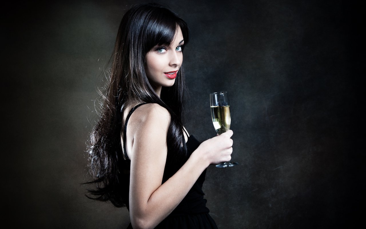 Обои девушка, шампанское, брюнетка, голубоглазая, взгляд, бокал, волосы, черный фон, лицо, вино, girl, champagne, brunette, blue-eyed, look, glass, hair, black background, face, wine разрешение 5616x3744 Загрузить