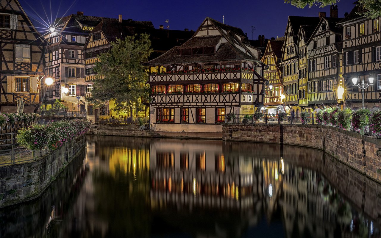 Обои ночь, огни, отражение, город, франция, страсбург, etienne ruff, night, lights, reflection, the city, france, strasbourg разрешение 1920x1200 Загрузить