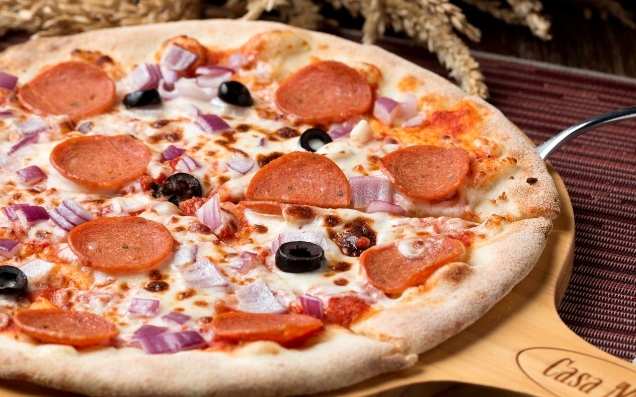 Обои доска, лук, сыр, колбаса, оливки, пицца, board, bow, cheese, sausage, olives, pizza разрешение 2048x1314 Загрузить
