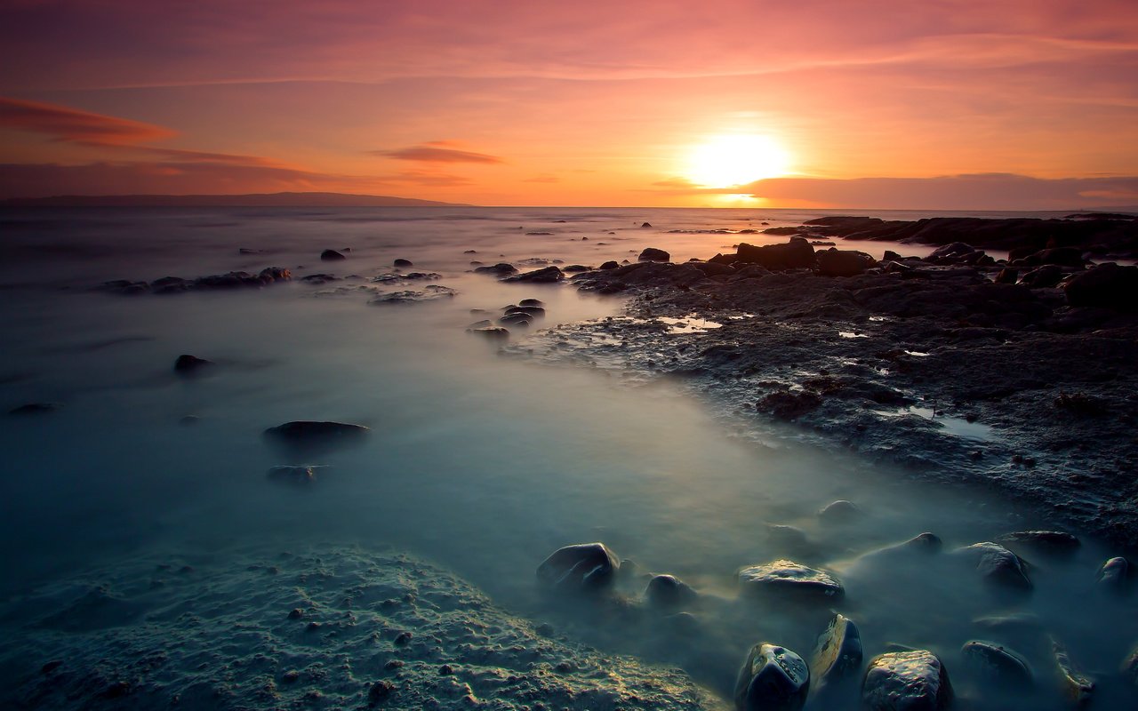 Обои небо, солнце, камни, берег, закат, море, пляж, the sky, the sun, stones, shore, sunset, sea, beach разрешение 2560x1790 Загрузить