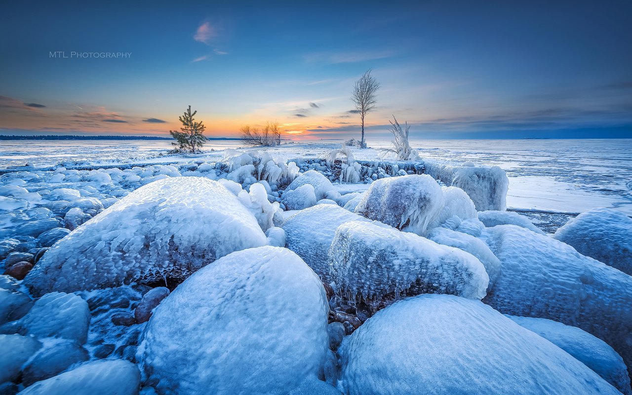 Обои небо, лёд, деревья, озеро, природа, камни, закат, зима, пейзаж, the sky, ice, trees, lake, nature, stones, sunset, winter, landscape разрешение 1920x1200 Загрузить