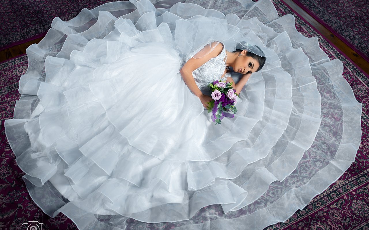 Обои цветы, лежа, девушка, букеты, брюнетка, minko minkov, взгляд, модель, ковер, белое платье, невеста, flowers, lying, girl, bouquets, brunette, look, model, carpet, white dress, the bride разрешение 2048x1546 Загрузить