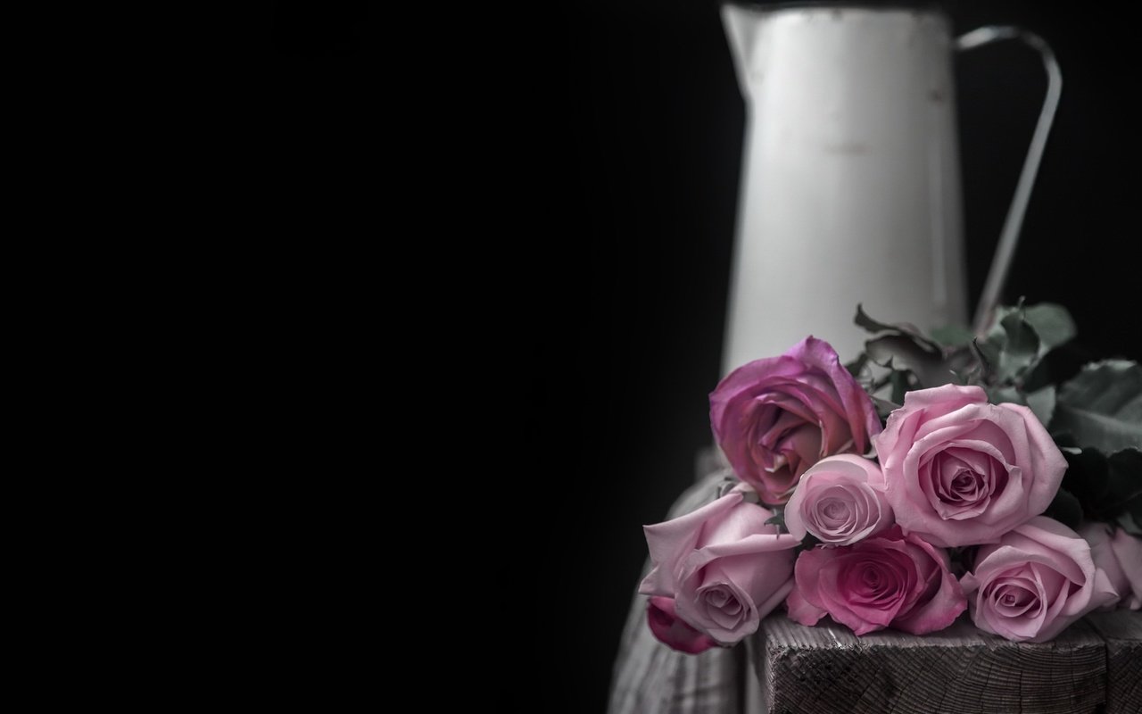 Обои цветы, бутоны, розы, лепестки, черный фон, букет, кувшин, flowers, buds, roses, petals, black background, bouquet, pitcher разрешение 2048x1366 Загрузить