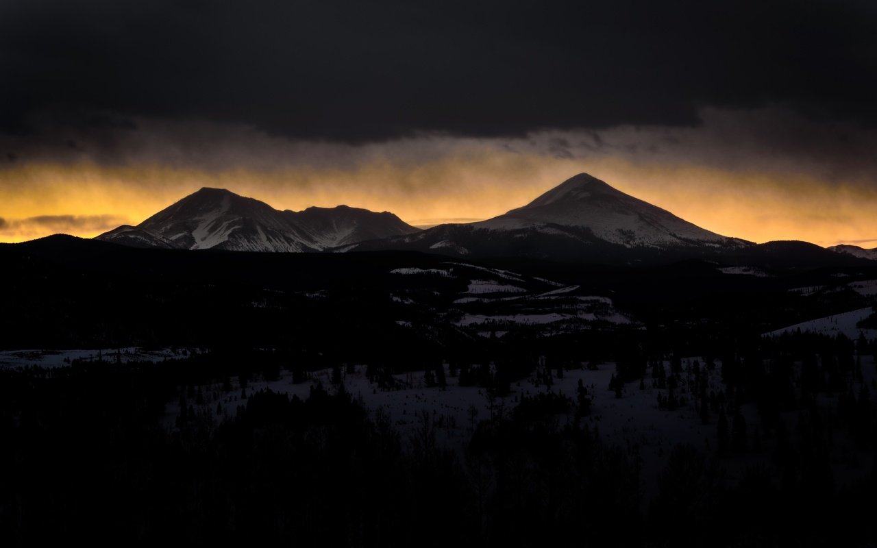 Обои огни, гора, облако, тень, темнота, lights, mountain, cloud, shadow, darkness разрешение 6016x4016 Загрузить