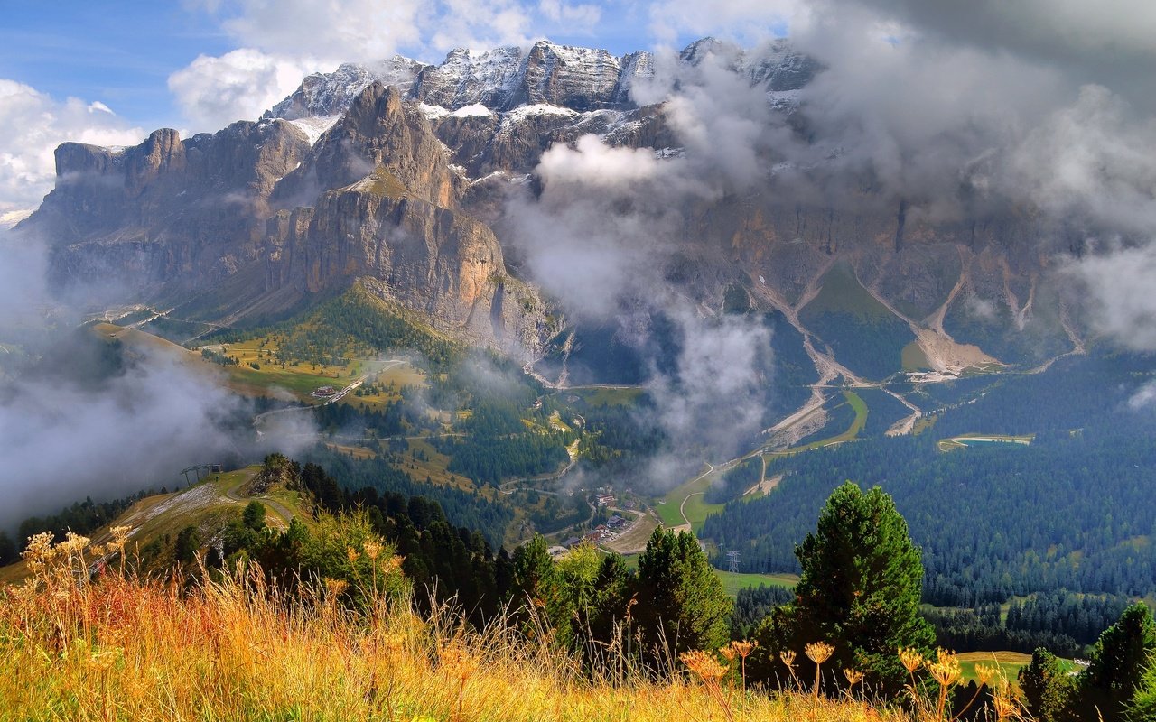 Обои небо, облака, горы, италия, трентино-альто-адидже, santa cristina valgardena, the sky, clouds, mountains, italy, trentino-alto adige / südtirol разрешение 2048x1356 Загрузить