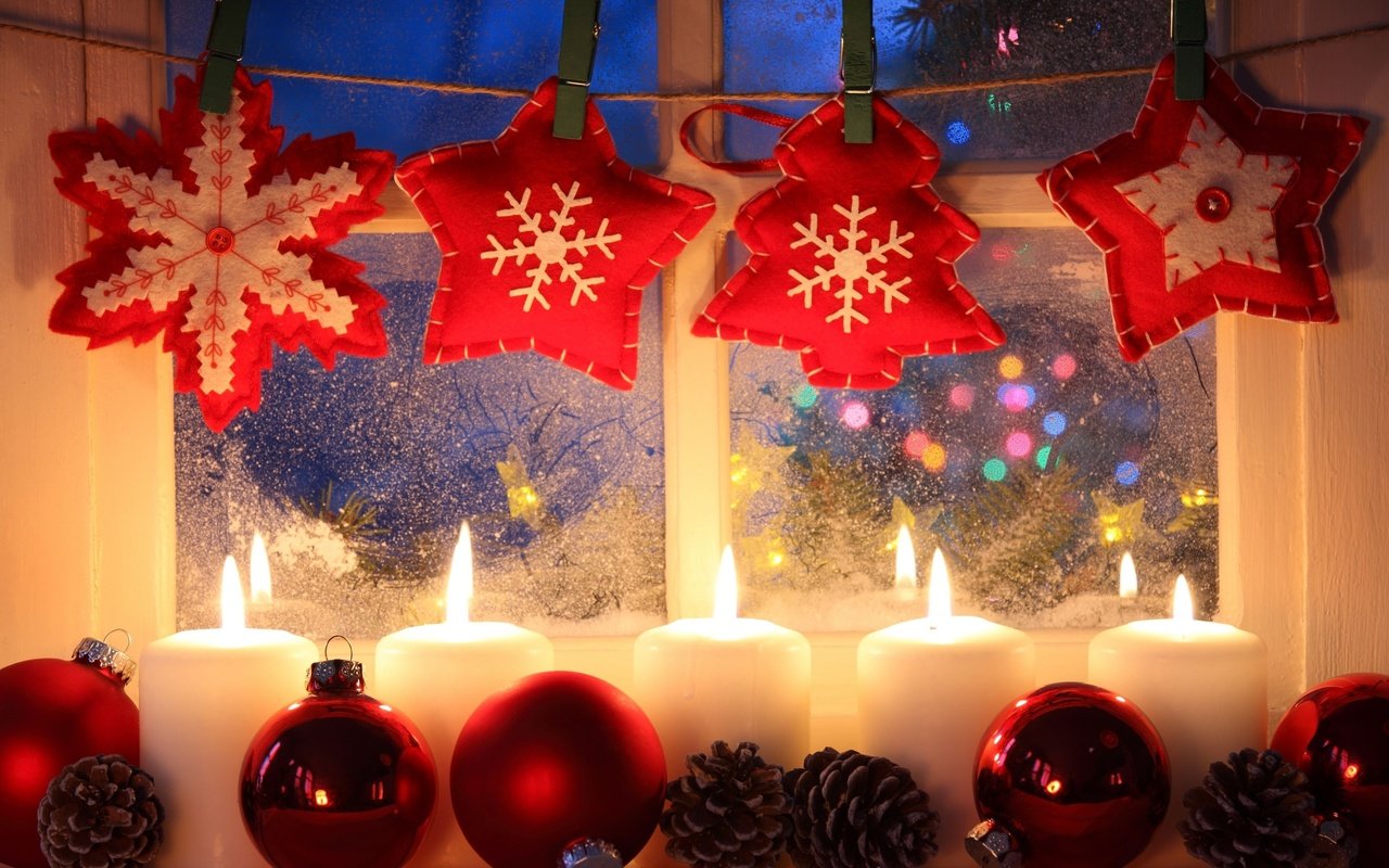 Обои свечи, гирлянда, новый год, снежинки, звезды, шарики, окно, рождество, шишки, candles, garland, new year, snowflakes, stars, balls, window, christmas, bumps разрешение 4000x2667 Загрузить