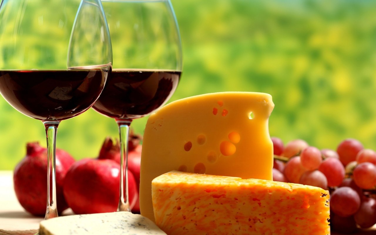 Обои виноград, фрукты, сыр, вино, бокалы, красное, гранат, grapes, fruit, cheese, wine, glasses, red, garnet разрешение 2560x1440 Загрузить