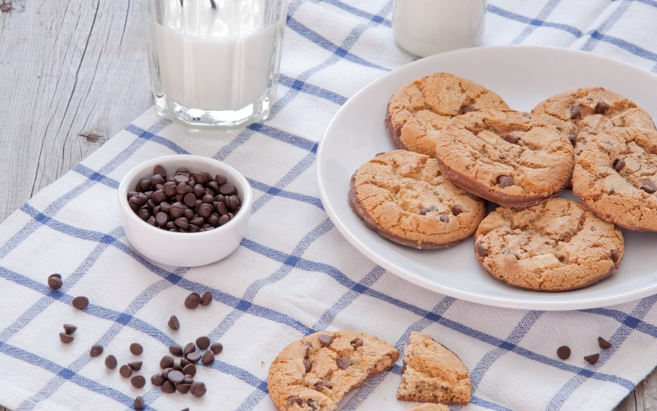 Обои стакан, шоколад, молоко, печенье, glass, chocolate, milk, cookies разрешение 2600x1712 Загрузить