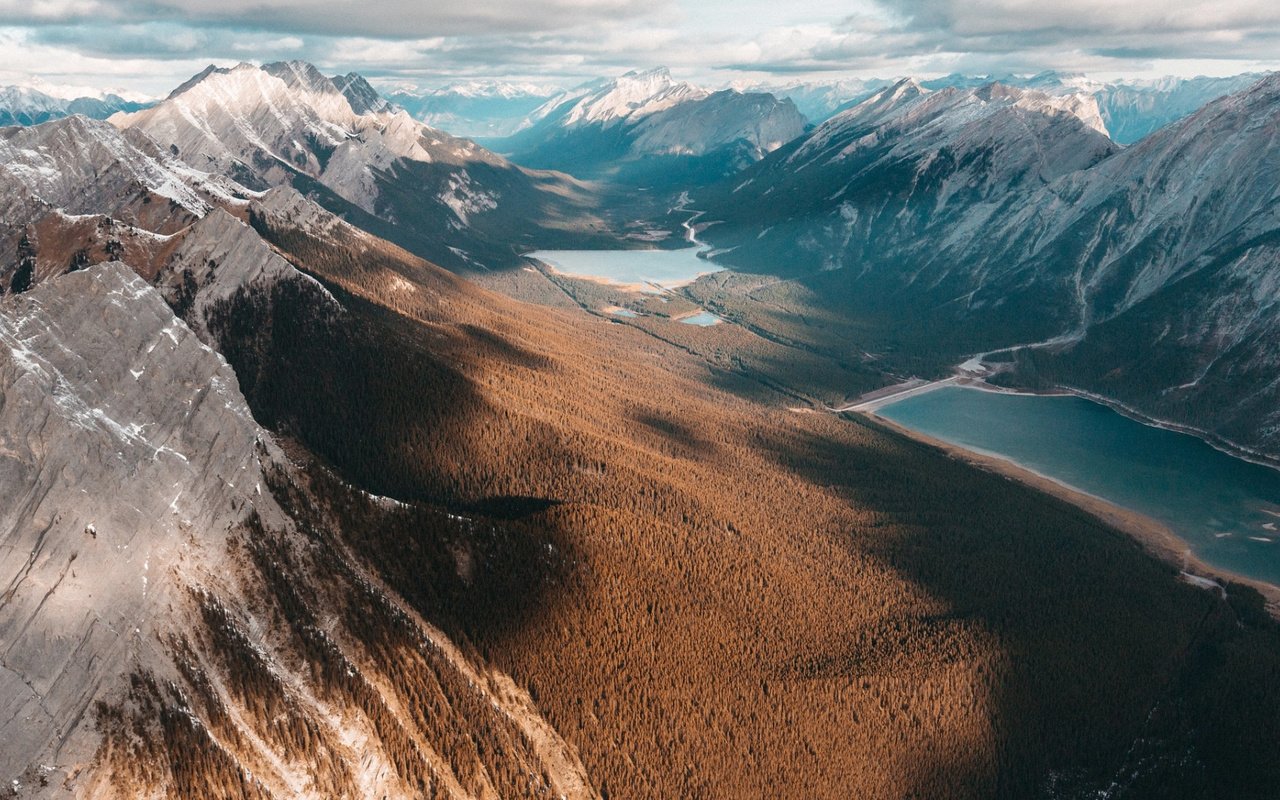 Обои облака, озеро, горы, леса, озёра, долина, clouds, lake, mountains, forest, valley разрешение 1920x1080 Загрузить