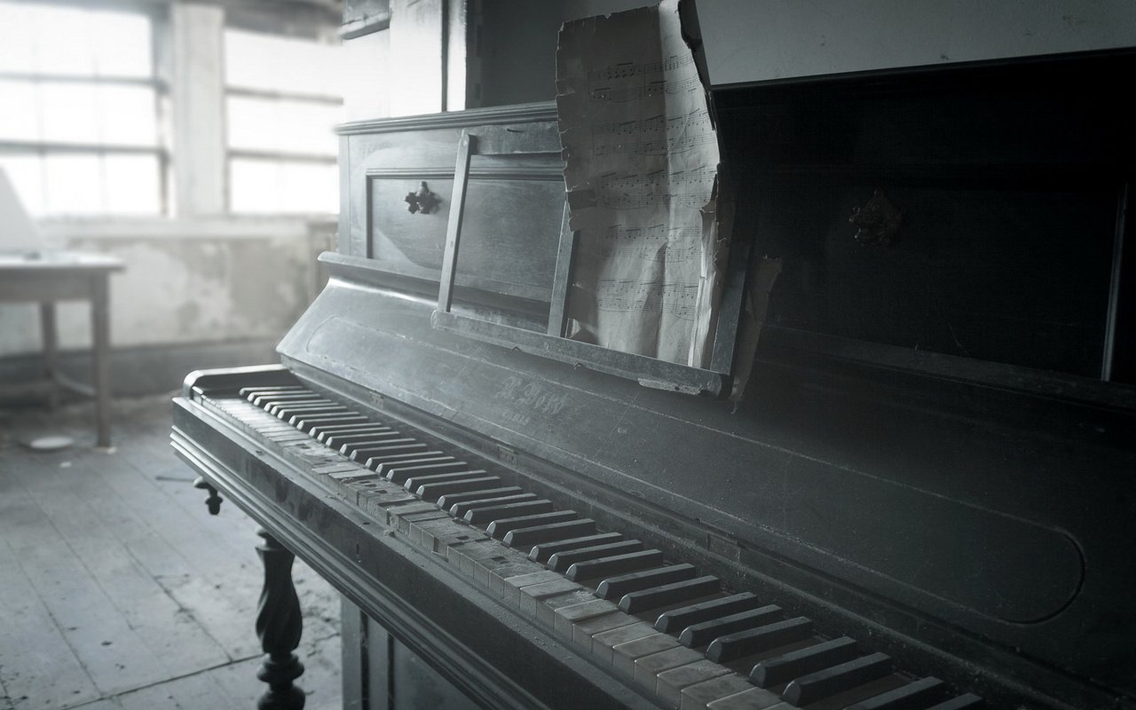 Обои музыка, старый, пианино, музыкальный инструмент, music, old, piano, musical instrument разрешение 1920x1272 Загрузить