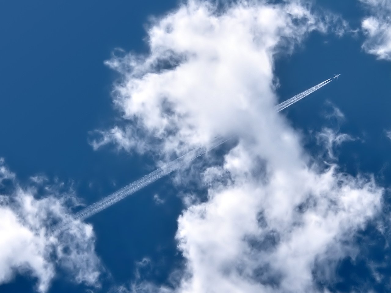 Обои облака, самолет, след, clouds, the plane, trail разрешение 1920x1200 Загрузить