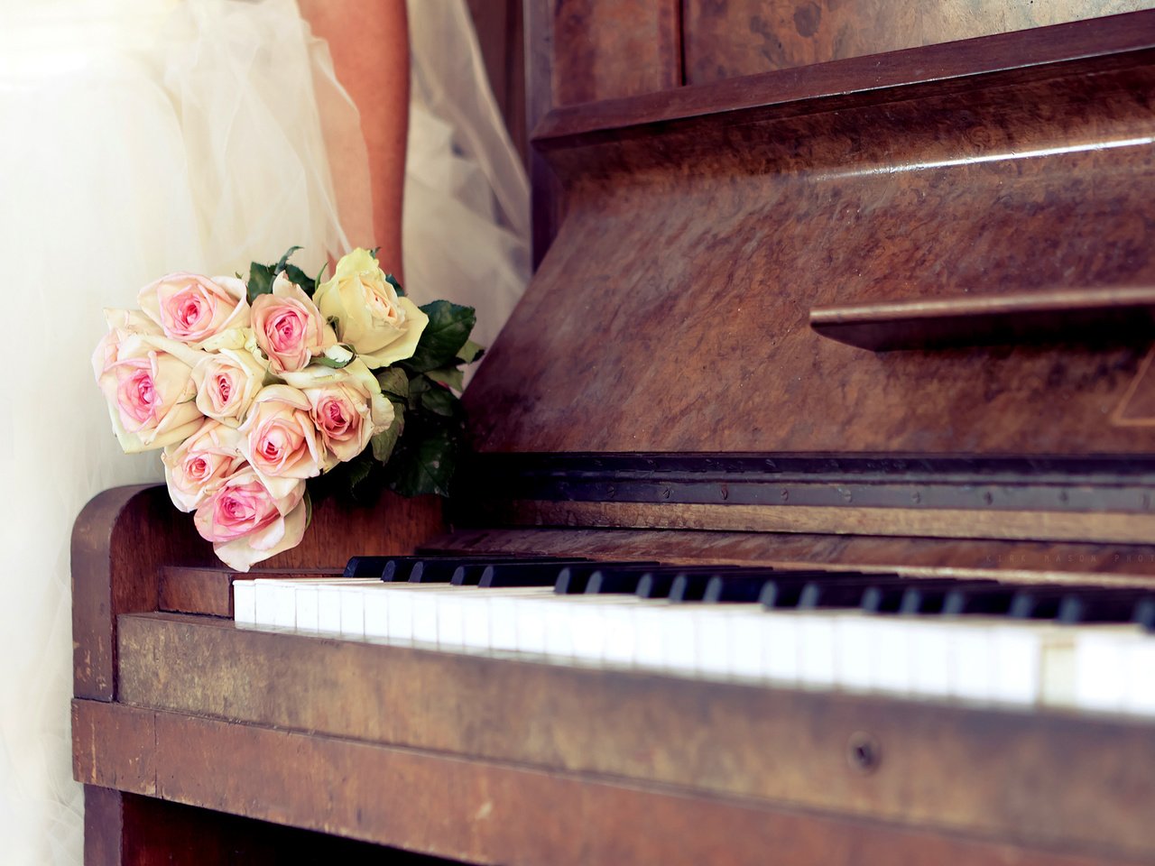 Обои rozy, buket, svadba, пионино, дощечка, pianino, plate разрешение 2560x1600 Загрузить