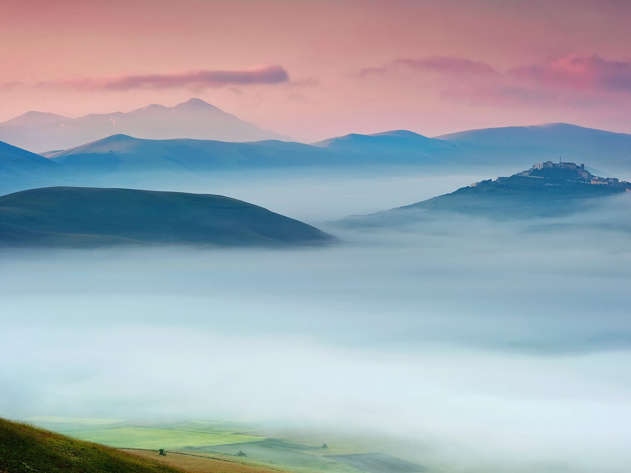 Обои небо, утро, туман, дом, италия, долина, усадьба, умбрия, the sky, morning, fog, house, italy, valley, estate, umbria разрешение 2048x1363 Загрузить