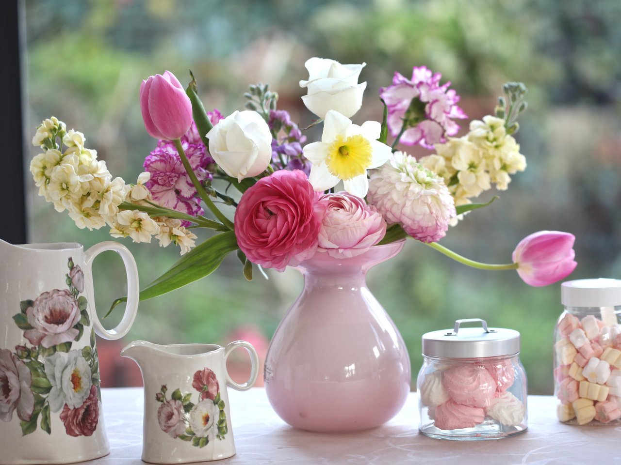 Обои букет, тюльпаны, ваза, зефир, кувшины, гвоздики, bouquet, tulips, vase, marshmallows, pitchers, clove разрешение 1920x1200 Загрузить