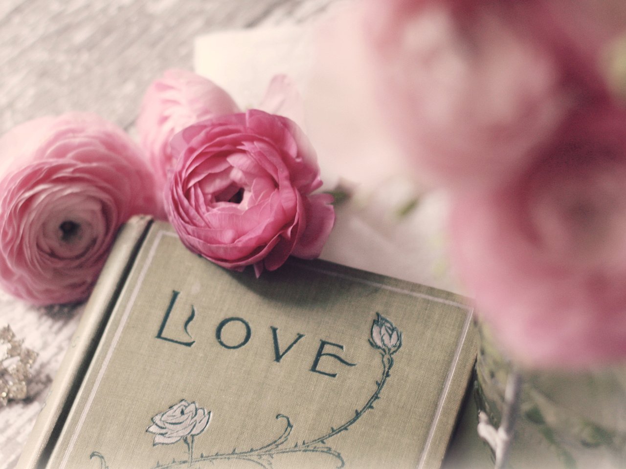 Обои цветы, винтаж, книга, влюбленная, flowers, vintage, book, love разрешение 1920x1200 Загрузить
