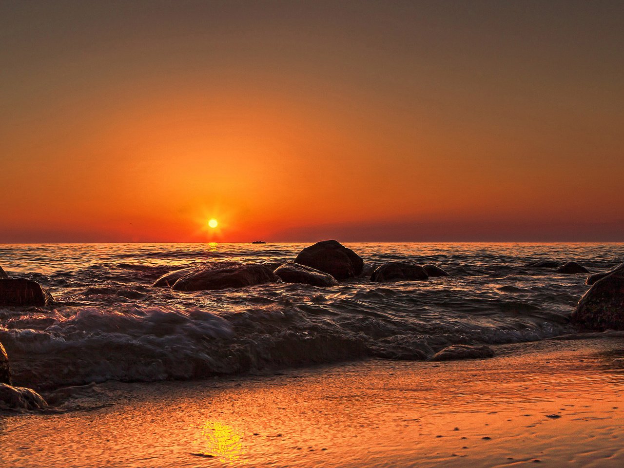 Обои камни, берег, волны, закат, море, пляж, stones, shore, wave, sunset, sea, beach разрешение 2048x1305 Загрузить