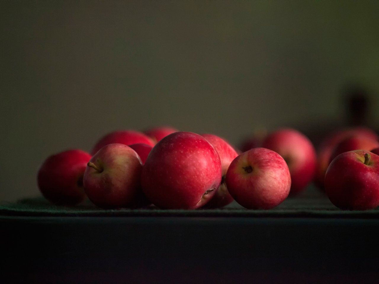 Обои яблоки, красные, боке, apples, red, bokeh разрешение 2048x1365 Загрузить