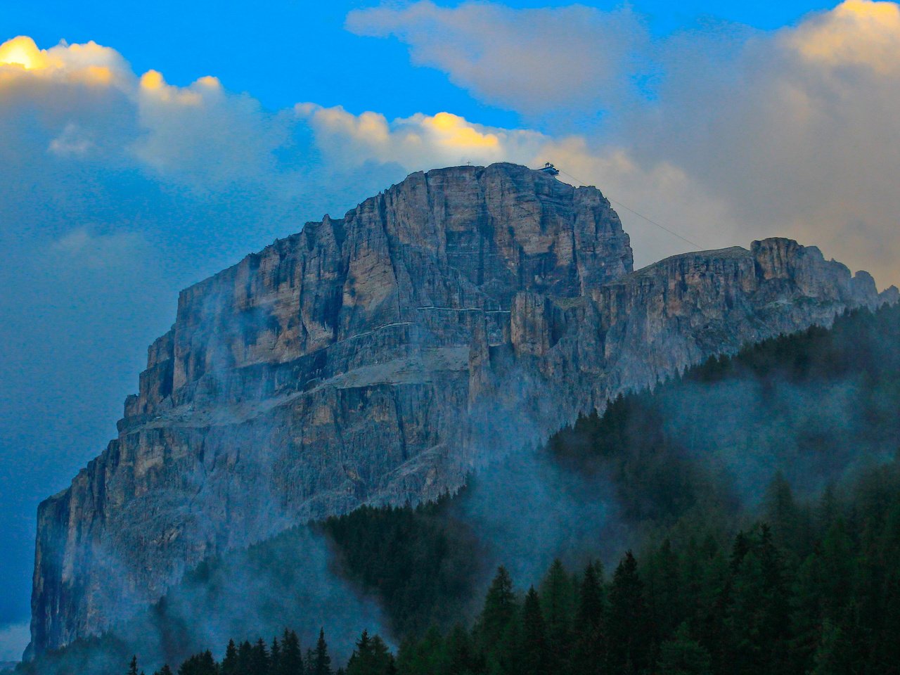 Обои небо, облака, деревья, скала, туман, гора, the sky, clouds, trees, rock, fog, mountain разрешение 2048x1365 Загрузить