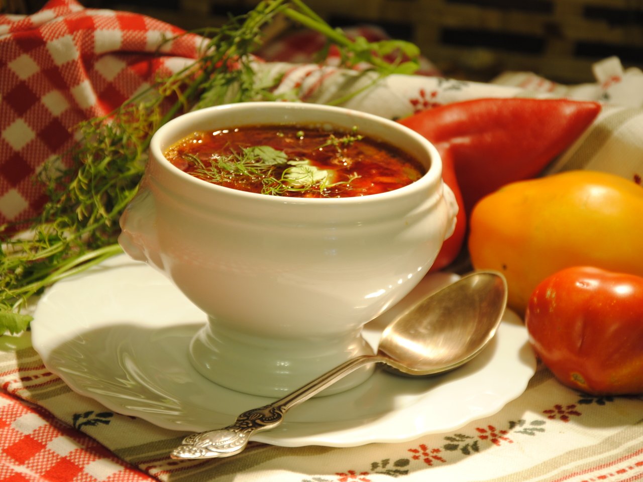 Обои овощи, салфетка, ложка, борщ, суп, vegetables, napkin, spoon, soup разрешение 3872x2592 Загрузить