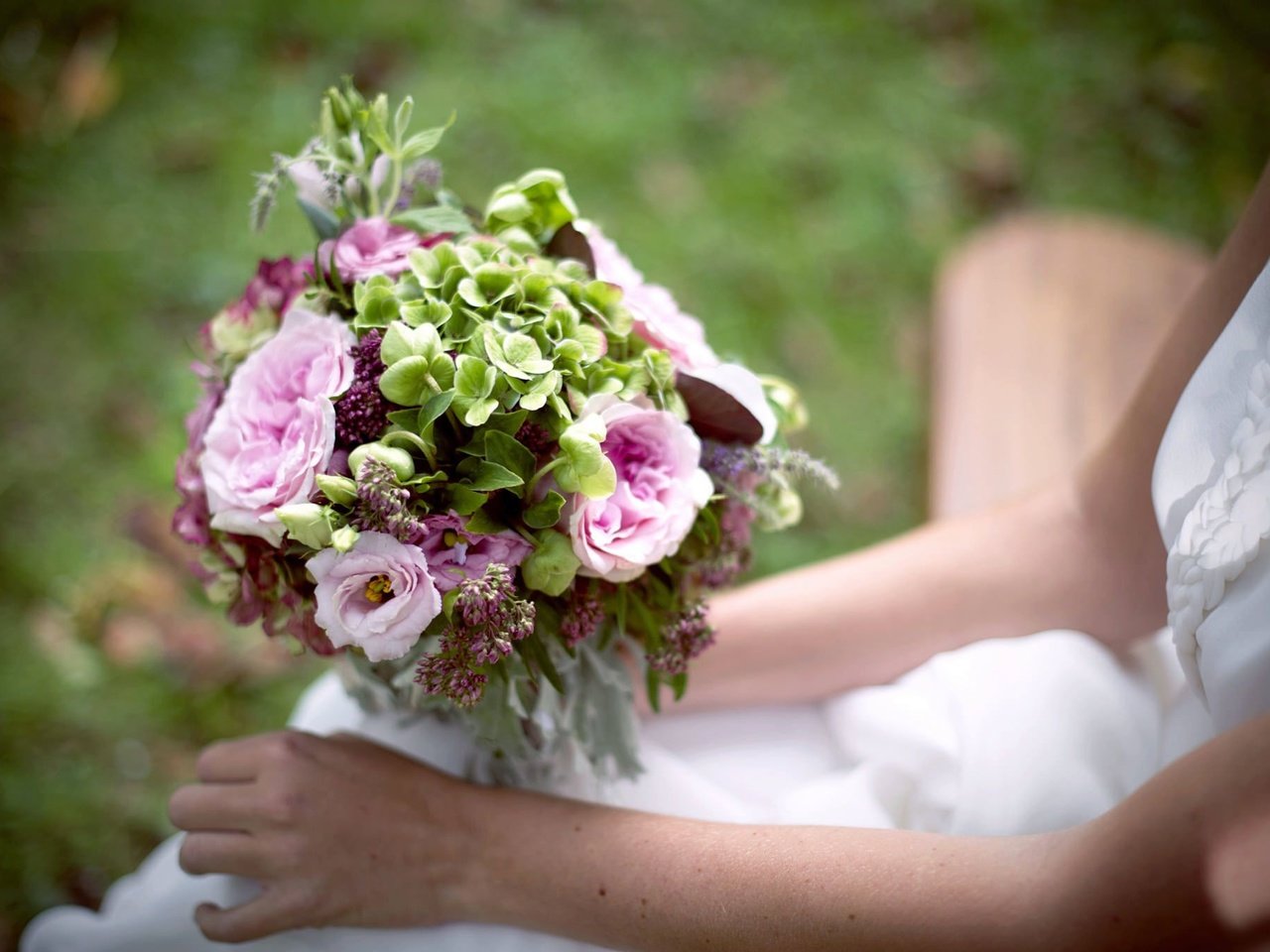 Обои цветы, букет, руки, свадебный, flowers, bouquet, hands, wedding разрешение 2048x1363 Загрузить