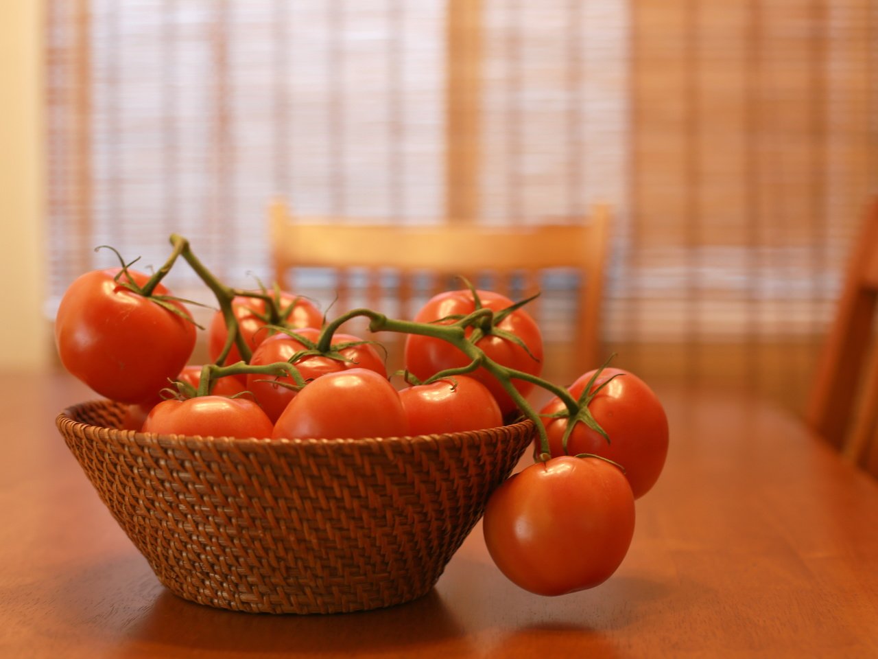 Обои красные, стол, овощи, помидоры, томаты, red, table, vegetables, tomatoes разрешение 5760x3840 Загрузить