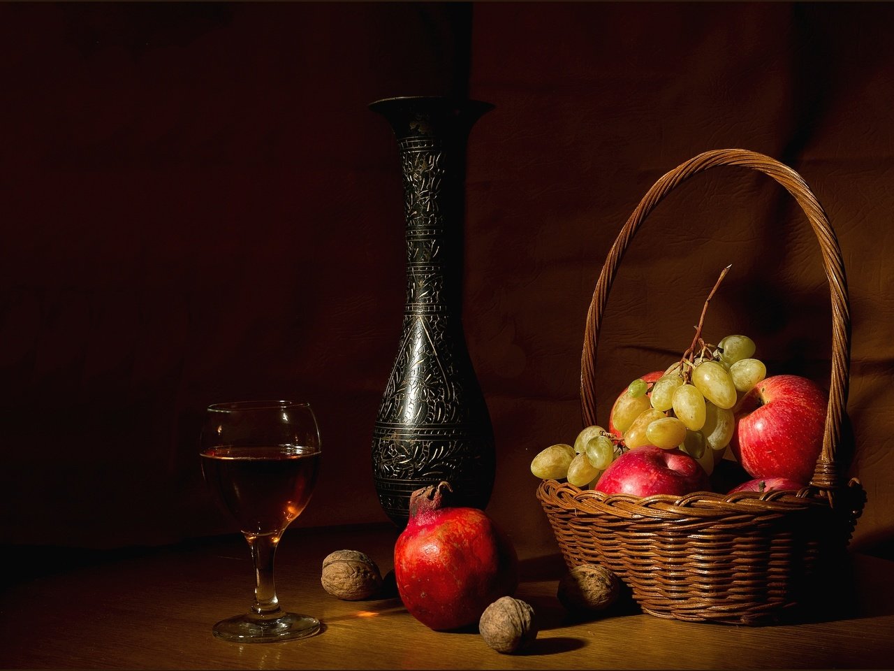 Обои орехи, виноград, бокал, яблоко, кувшин, натюрморт, гранат, nuts, grapes, glass, apple, pitcher, still life, garnet разрешение 1920x1281 Загрузить